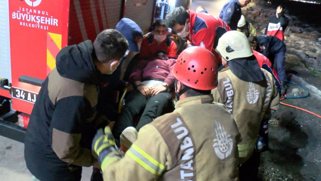 Düşen telefonunu almak isterken kayalıklara sıkıştı